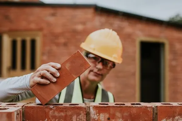 Pedreiro assentando tijolos em obra